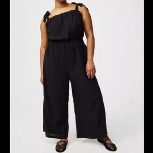 < NEW Torrid Black Challis Eyelet Jumpsuit >